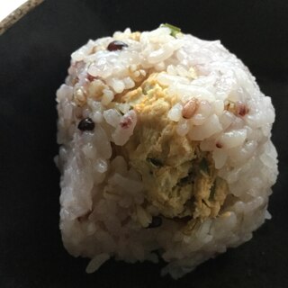 ピリ辛鶏団子でおにぎり